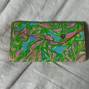 LILY PULITZER MULTI WALLET